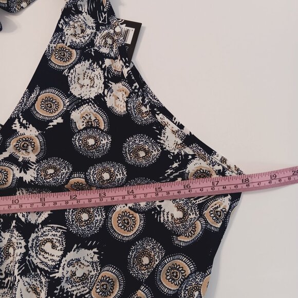 Jumpsuit Light weight, shoulder adjustable strap 65% Silk 35% polyester Size M. - Picture 13 of 13